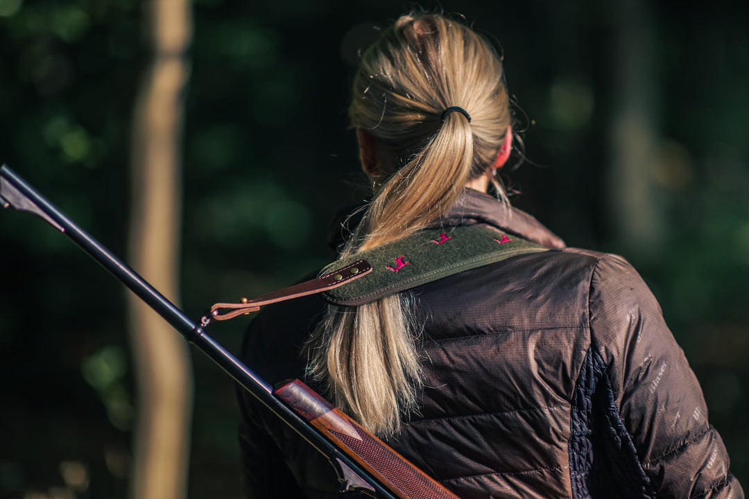 Elli mit Gewehrriemen Pinkbuche
