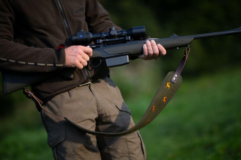 Gewehrriemen Birke an der Waffe
